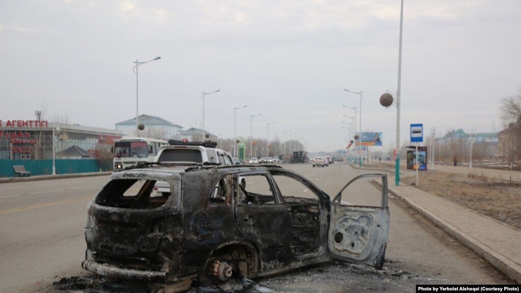 Сгоревший автомобиль на дороге в Кызылорде. 6 января 2022 года