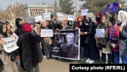 اعتراض شماری از زنان به حمایت از آزادی فیض‌الله جلال در چهارراهی شهید شهر کابل