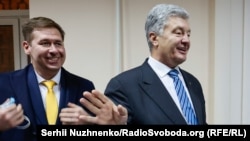 Адвокат Ілля Новіков (л) є одним із захисників пʼятого президента України Петра Порошенка