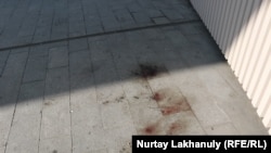Пятна крови после стрельбы на площади в Алматы. 27 января 2022 года