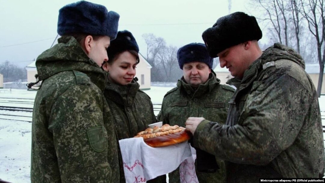 Русия хәрбиләре Беларуста хәрби күнегүләр башлар алдыннан, гыйнвар 2022