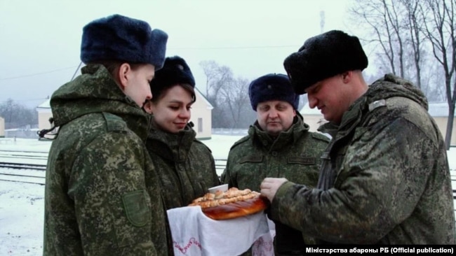 Зустріч російських військовослужбовців на Гомельщині під час військових навчань. Білорусь, лютий 2022 року