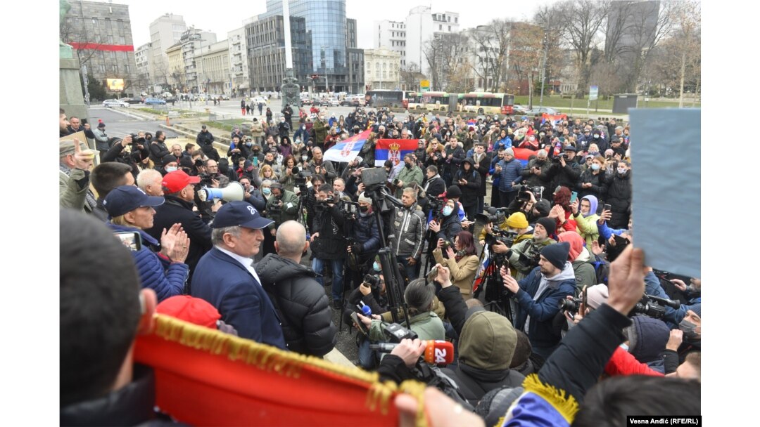 La Belgrad, susținătorii sportivului de origine sârbă au protestat în fața Parlamentului. Preşedintele Aleksandar Vučić a declarat că „toată Serbia că este cu el şi autorităţile vor lua toate măsurile necesare pentru ca răul tratament la care a fost supus cel mai bun jucător din lume să înceteze imediat”.