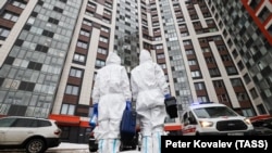 Члены бригады инфекционистов городской больницы № 76 Санкт-Петербурга выезжают на дом для оказания помощи пациенту с подозрением на COVID-19. За последние сутки в Санкт-Петербурге подтверждено 8413 новых случаев COVID-19. 24 января 2022 г. 