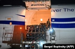 Разгрузка очередной партии американской военной помощи в аэропорту Киева