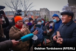 Акция в поддержку Болота Назарова у здания ГУВД Бишкека, 23 января 2022 г.