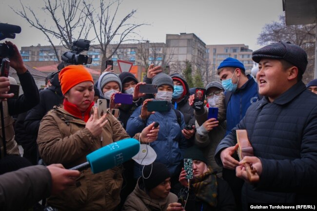 Акция в поддержку Болота Назарова у здания ГУВД Бишкека, 23 января 2022 г.