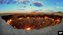 Garagum çölünde ýerleşýän gaz krateri.