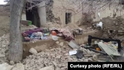 یک خانه ویران شده به اثر زلزله در بادغیس
