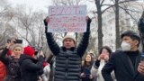 Бишкекте митингден кийин кармалган эки активист бошотулду 