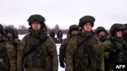 Российские военнослужащие перед отправкой в Казахстан