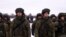 Російські вояки перед завантаженням до військово-транспортного літака в Росії для відправки до Казахстану. Фото зроблене 6 січня, а оприлюднене Міноборони Росії 7 січня 2022 року 