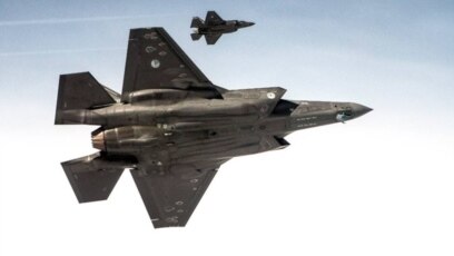 Два нидерландски изтребителя F 35 са прехванали формация от три
