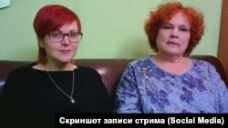 Антонида Смолина и Ольга Кульневская во время стрима, из-за которого на них написали заявление 