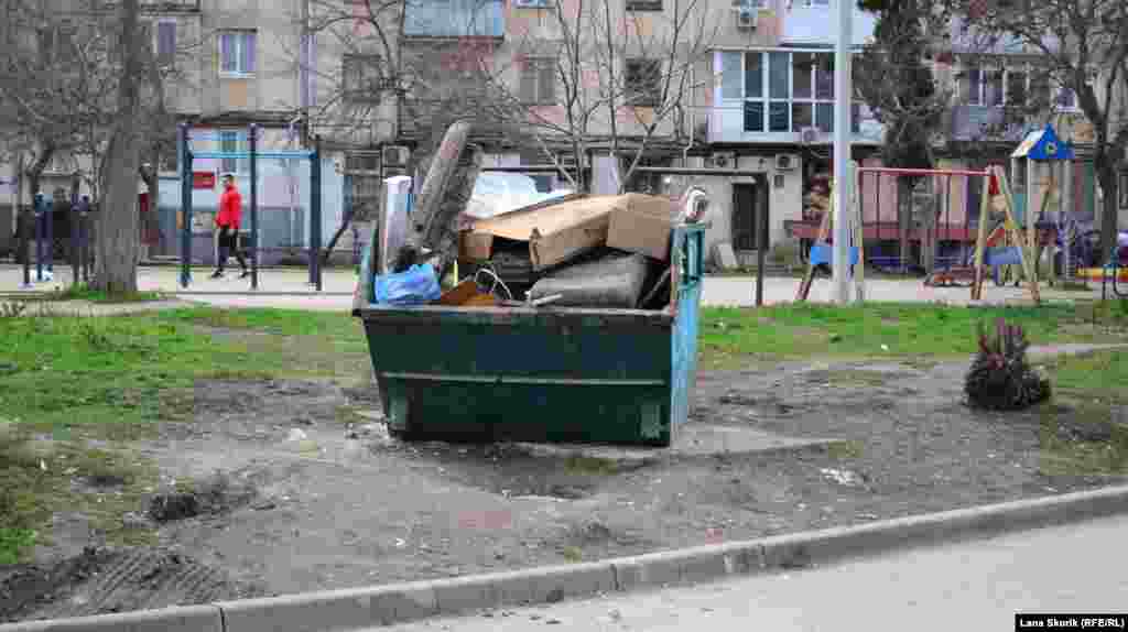 Контейнеры для мусора типа &laquo;лодка&raquo; переполнены почти во всем районе. Этот находится на улице Томской, напротив школы №41