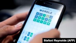 Një person duke luajtur lojën "Wordle", në një telefon mobil.