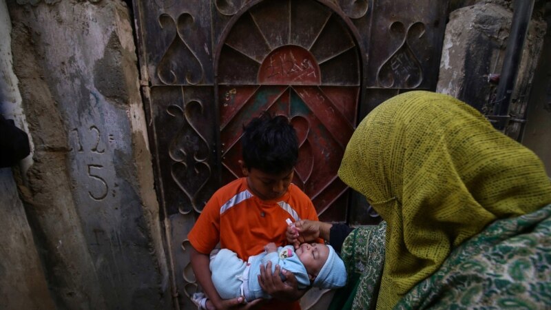 Пакистанда балдарды шал оорусуна каршы эмдеген топтун мүчөсүн атып кетишти