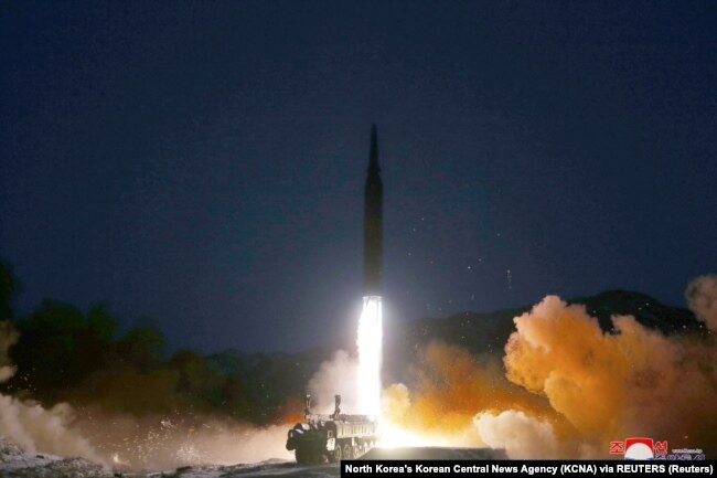 Fotografi e publikuar më 12 janar nga KCNA, teksa raportoi se Koreja e Veriut një ditë më parë kishte testuar një raketë hipersonike.
