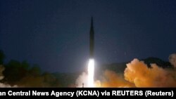 Lëshimi i një rakete, që sipas medias verikoreane, ishte një raketë hipersonike. Fotografi nga arkivi.
