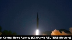 Запуск ракеты происходит во время испытания гиперзвуковой ракеты в неизвестном месте в Северной Корее, 11 января 2022 года.