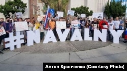 Los Angeles -- Russian emigrants at a rally in support of Navalny and political prisoners -- 17Jan2022