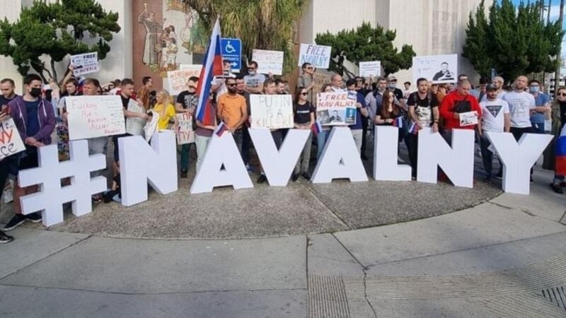 В Лос-Анджелесе эмигранты из России вышли на митинг в поддержку Навального и политзаключенных 