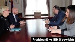 Britanski ambasador u BiH Matthew Field (lijevo) i član Predsjedništva BiH Milorad Dodik (desno) sa saradnicama tokom inauguracijske posjete 15. aprila 2019.