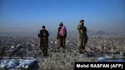 "Талибан" қозғалысы өкілдері Кабул маңындағы жотада тұр. 10 қаңтар 2022 жыл.