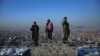Членове на движението на талибаните стоят на хълм над столицата Кабул, 10 януари 2022.