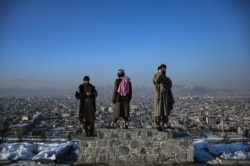 Талибы рассматривают Кабул с одной из окрестных вершин. 10 января 2022 года