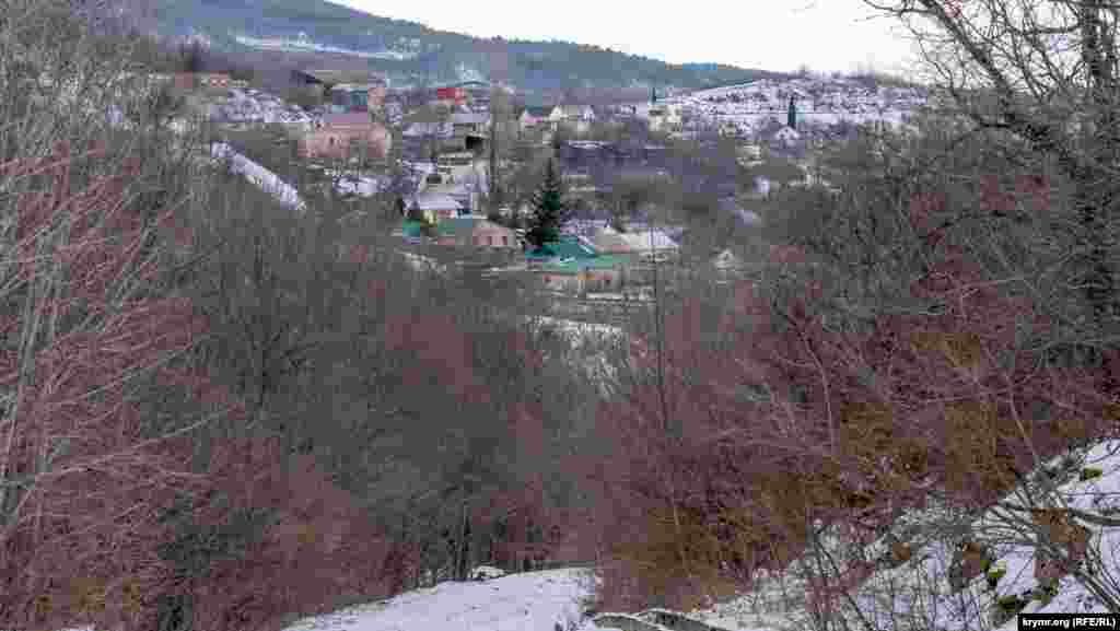 Спуск в ущелье Хапхал, по правому берегу реки Улу-Узень, в село Генеральское (Улу-Узень &ndash; до 1945 года). Это ближайший к водопаду Джур-Джур населенный пункт Большой Алушты 