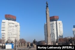 Kazahsztán, 2022. január 27. Ismét csendes a Köztársaság tér, a hónap eleji összecsapások egyik helyszíne