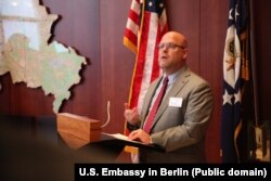 Ambasadori amerikan në Kosovë, Jeffrey Hovenier.