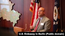  Ambasadori i SHBA-së në Kosovë, Jeffrey Hovenier.