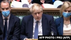 Boris Johnson brit kormányfő a partit firtató kérdésekre felel a parlament alsóházában 2022. január 12-én