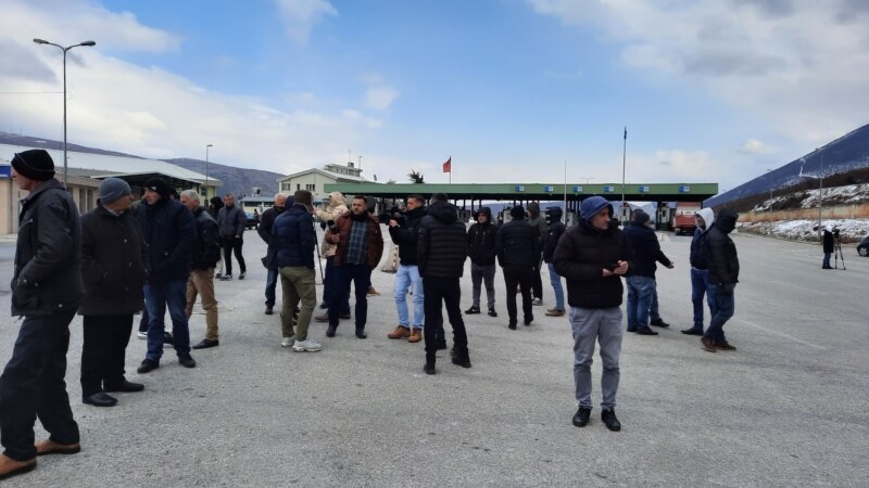 Protesti na prelazu Morina zbog mjera protiv korona virusa uvedenih na Kosovu