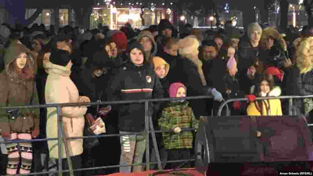 Bez zaštitne maske i distance su bili i najmlađi. Prema podacima Doma zdravlja Doboj, povećan je broj pregleda testiranih i pozitivnih na COVID-19.