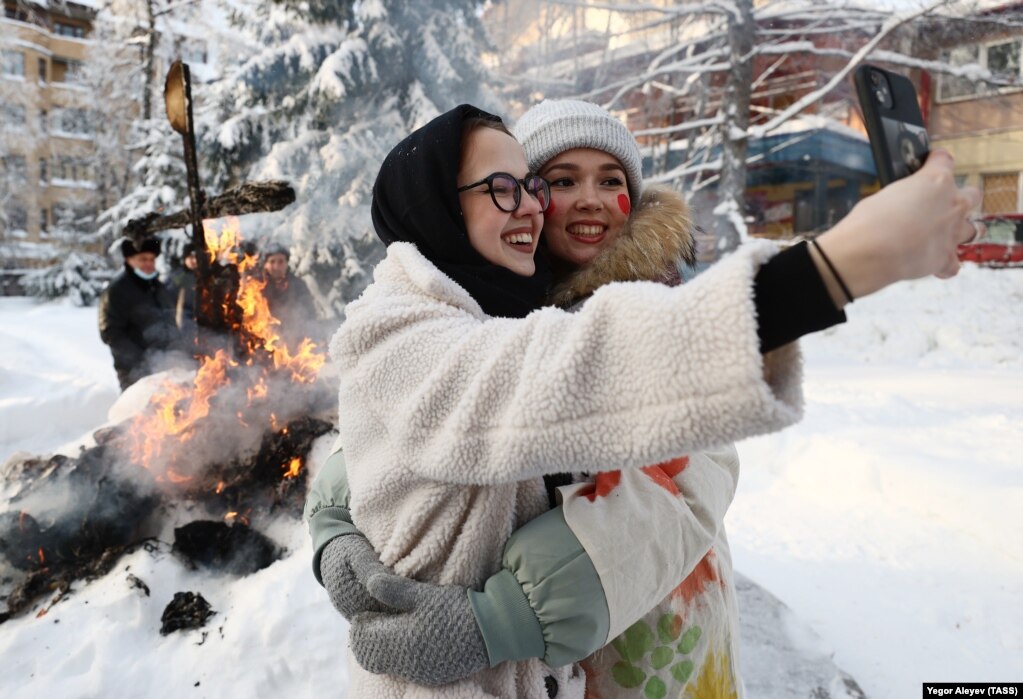 Dy gra të reja duke shkrepur një fotografi gjatë festimit të Ditës së Studentëve, në Kazan, Rusi, më 25 janar.