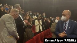 RFE/RL President Jamie Fly (r) and the audience welcoming Lithuanian independence hero Vytautas Landsbergis (l) to the Lithuanian debut of "Mr. Landsbergis" (Jan 10, 2022).