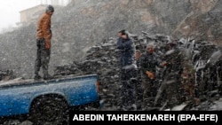 کارگران افغان نیز در ایران تن به کار های شاقه می دهند و با مزد اندک شبانه روز کار می‌کنند