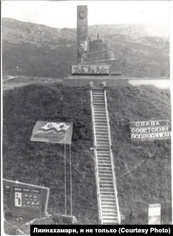 Памятник подводникам в Лиинахамари, архивное фото