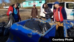 Один из первых субботников проекта "Карелии без мусора" в Ведлозере, Россия