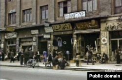 کافه فردوسی (چپ) پاتوق نویسندگان و روشنفکران تهران در دهه سی بود