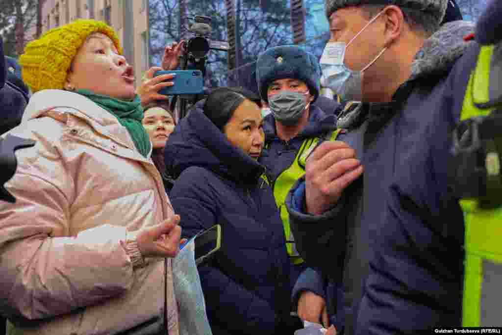 Участники акции протеста перед зданием МВД.