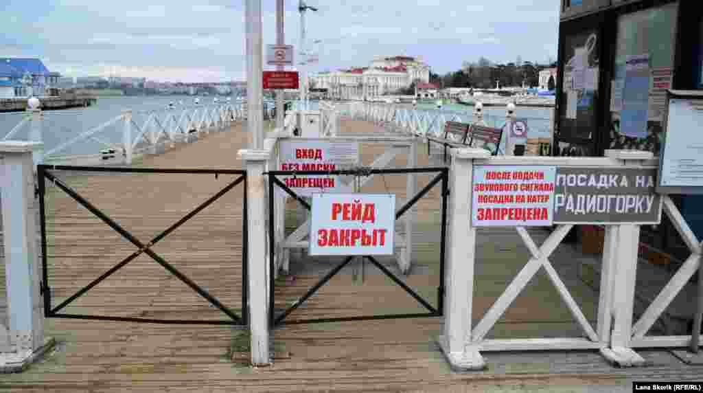 Табличка &laquo;Рейд закрыт&raquo; означает, что движение пассажирских катеров и автомобильного парома через Севастопольскую бухту прекращено из-за непогоды