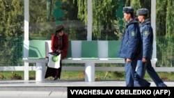 Talyp gyz we polisiýa işgärleri (Illýustrasiýa suraty)