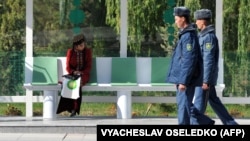 Awtobus duralgasynda oturan talyp gyz we polisiýa işgärleri (Illýustrasiýa suraty)