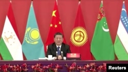 Hszi Csin-ping elnök a Kazahsztán, Kirgizisztán, Tádzsikisztán, Türkmenisztán és Üzbegisztán vezetőivel tartott virtuális csúcstalálkozón Pekingben 2022. január 26-án