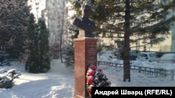 Памятник Роману Руденко