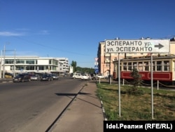 Дорожный знак в Казани, июль 2015 года